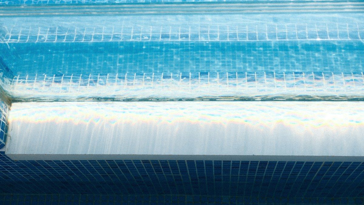 Volet de sécurité déroulé sur la ligne d'eau d'une piscine coque