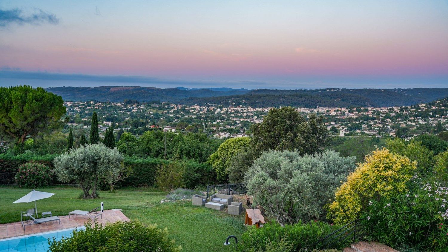 Jardin avec piscine dominant la campagne provençale près d'Orange