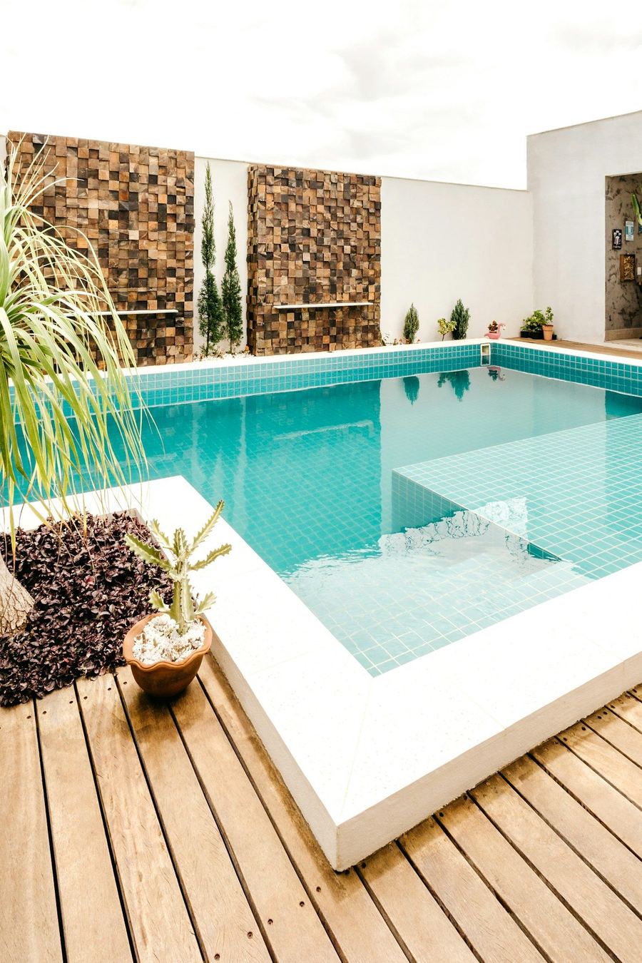 Piscine coque Freedom livrée et intégrée à une terrasse en bois