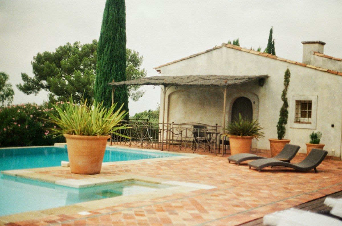 Réalisation Aquazen Piscines : piscine coque coloris gris à Orange