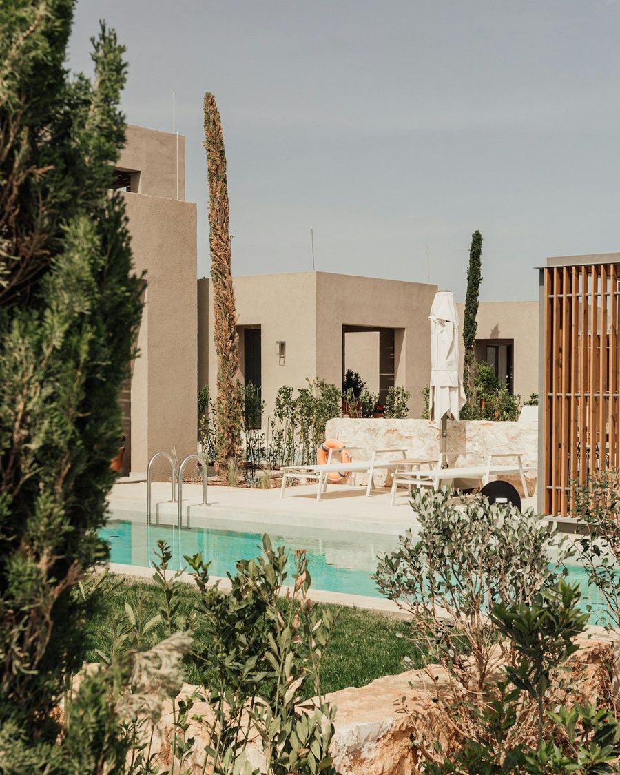 Réalisation Aquazen Piscines : bassin rectangulaire et plage en bois à Orange