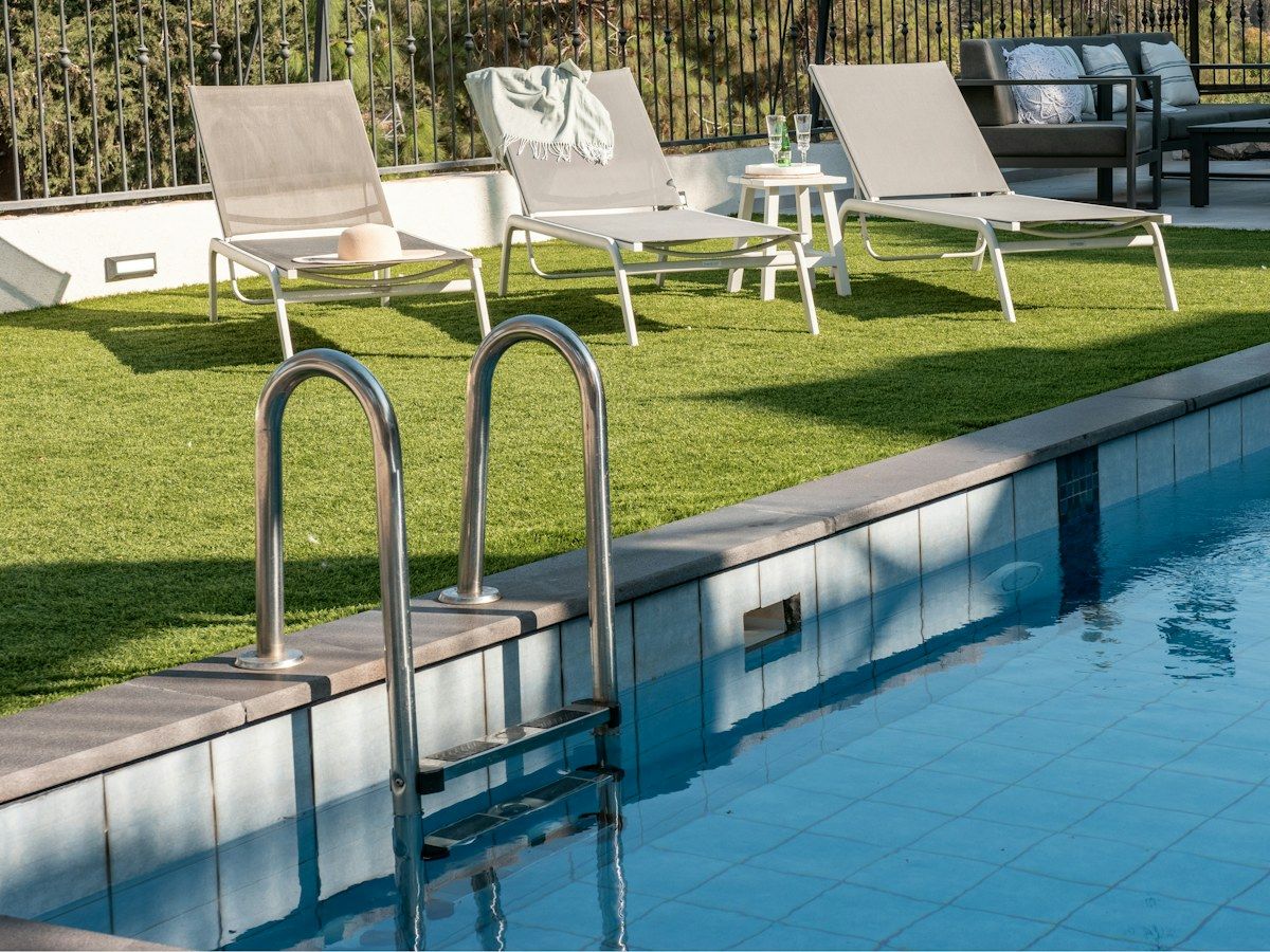 Réalisation Aquazen Piscines : mini piscine dans une cour à Orange